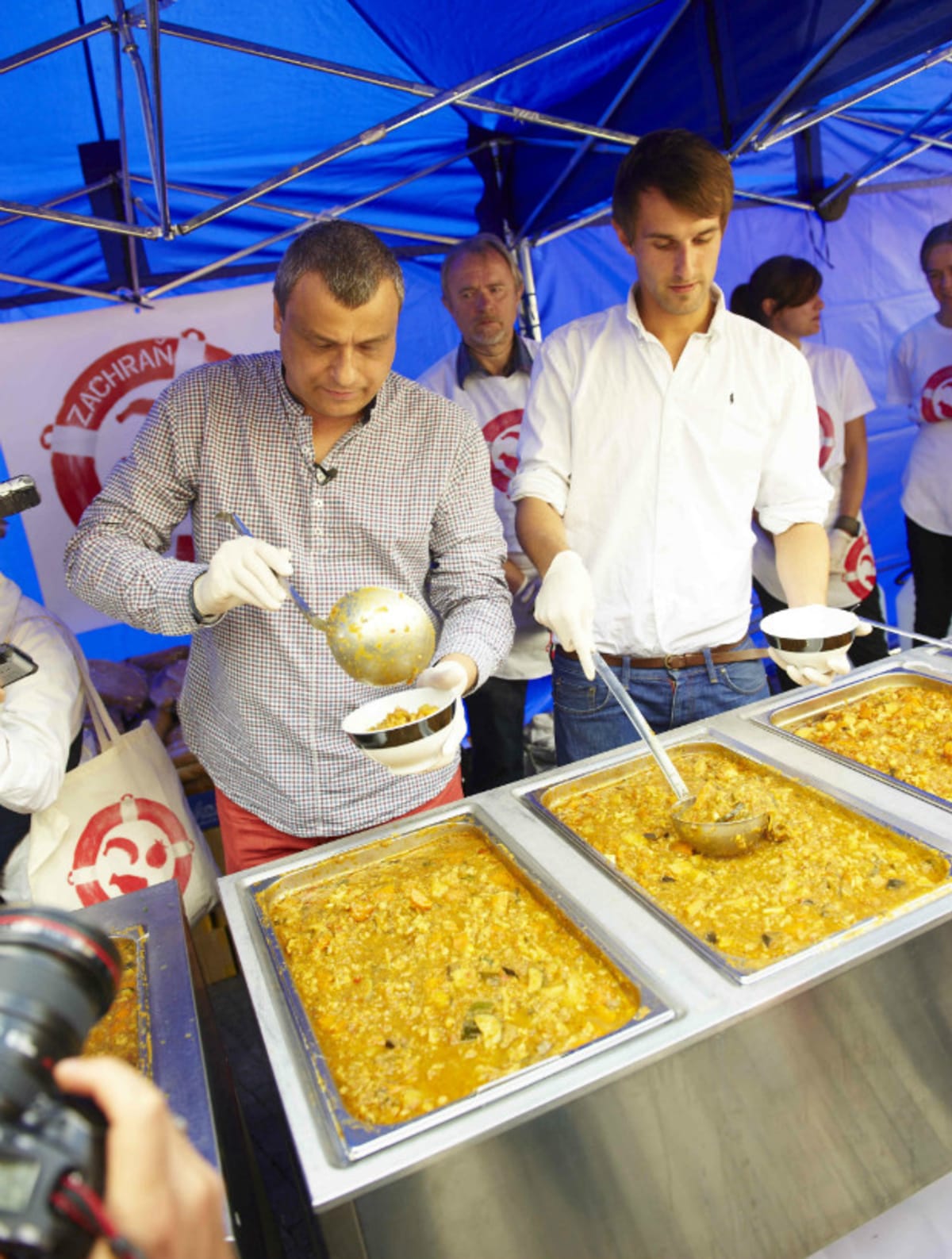 První porce vydali uznávaný gastronom Roman Vaněk spolu s organizátorem akce Oběd pro tisíc Adamem Podholem