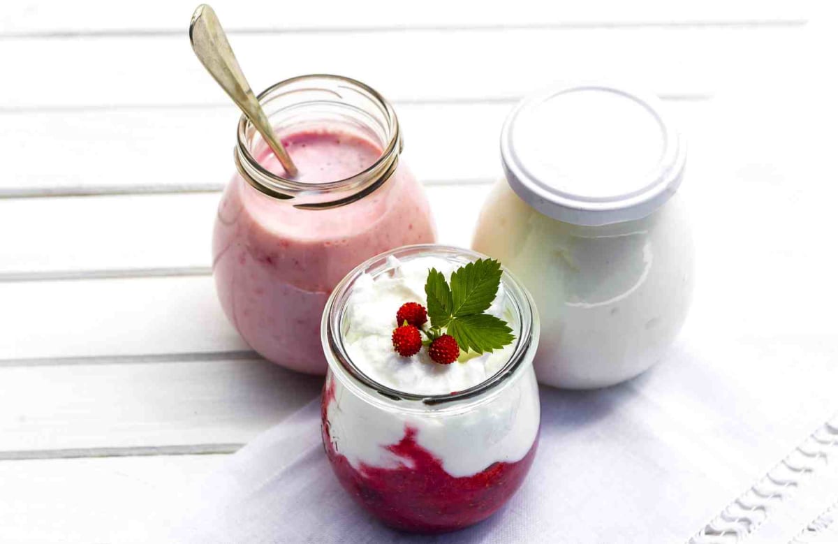 Ovocná složka se do jogurtu vmíchává nebo se dává na dno kelímku