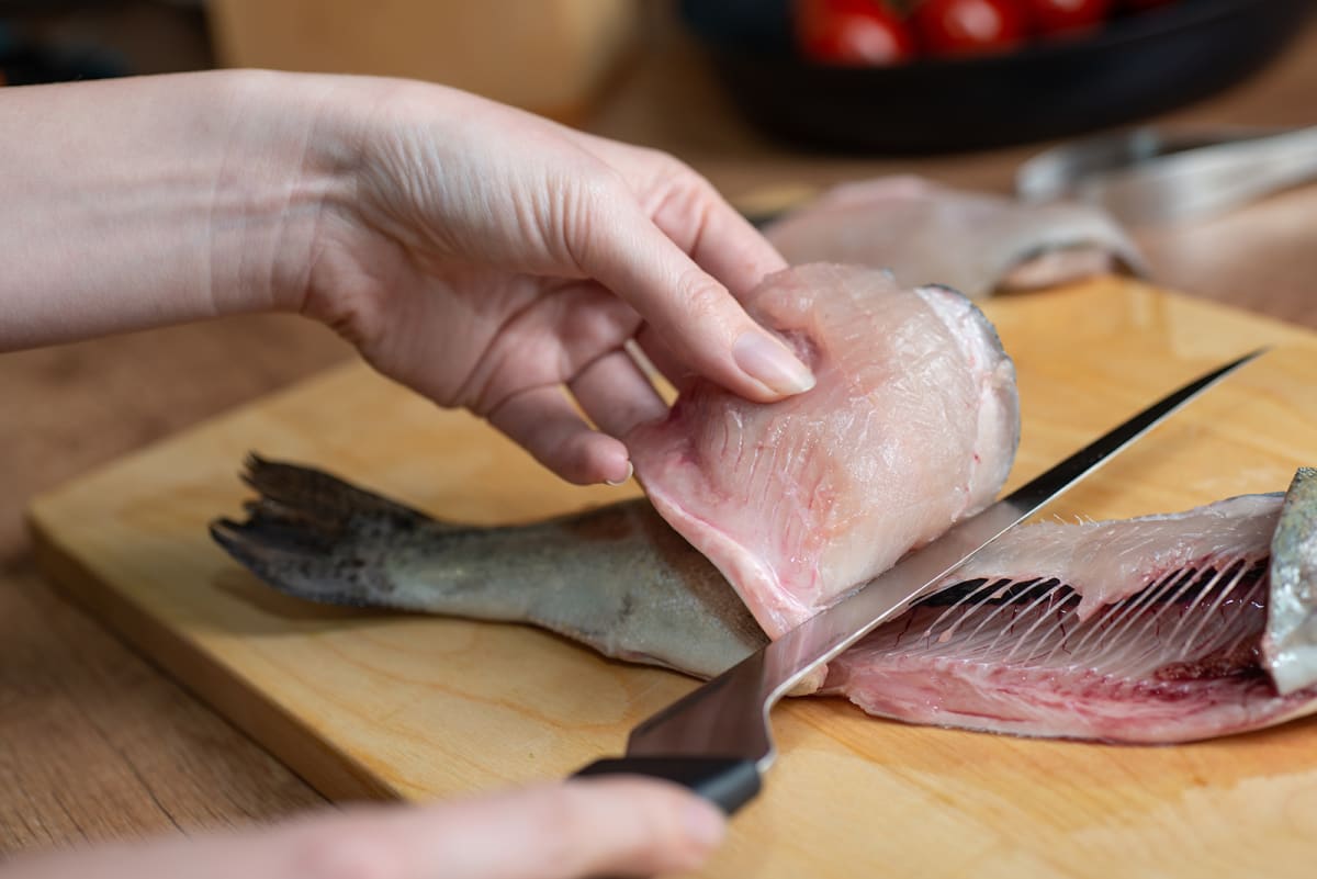 S filetovacím nožem připravte filátky z ryby nebo špikujte maso