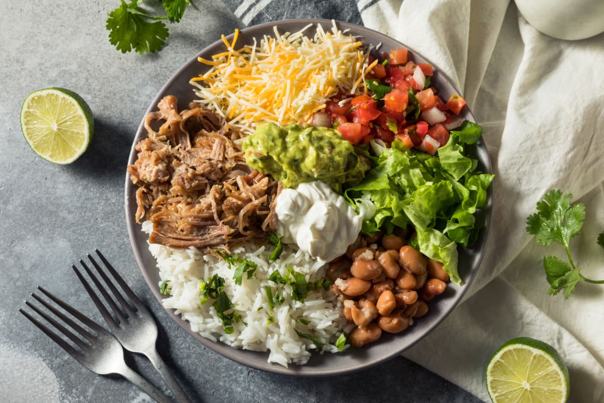 Burrito bowl s rýží, masem, fazolemi a guacamole
