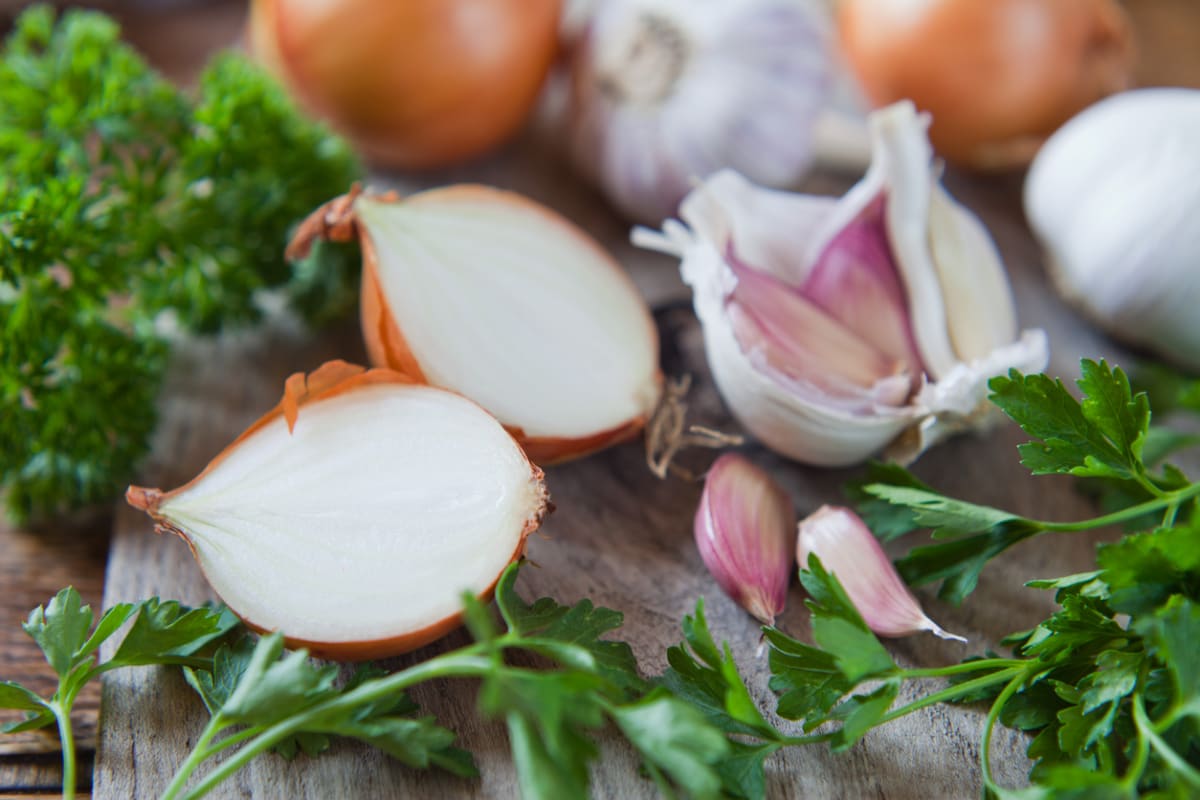 Cibule, česnek a bylinky patří do základu mnoha slaných jídel