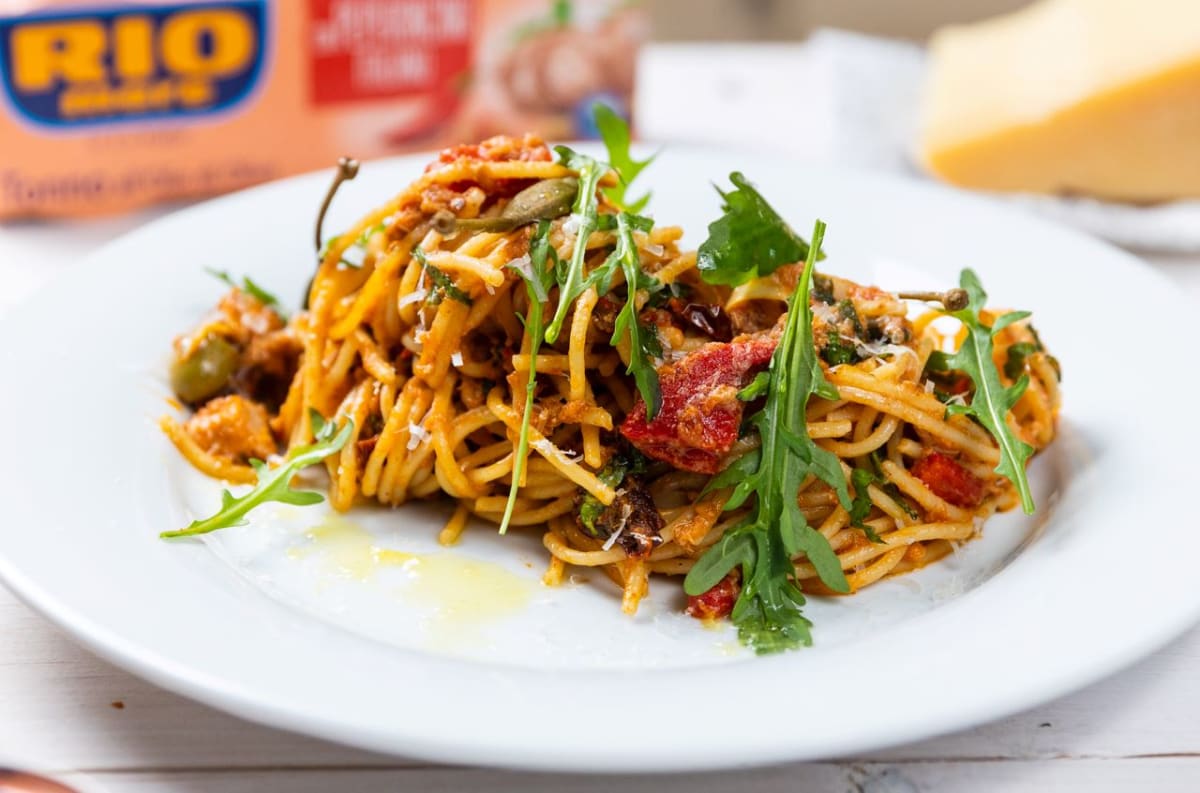 Špagety s artyčoky, polosušenými rajčaty a chilli tuňákem