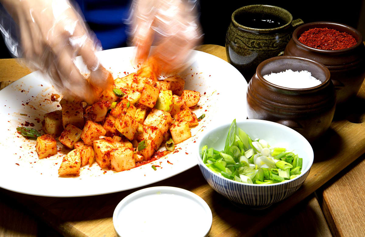 Na míchání kimchi si vemte jednorázové rukavice