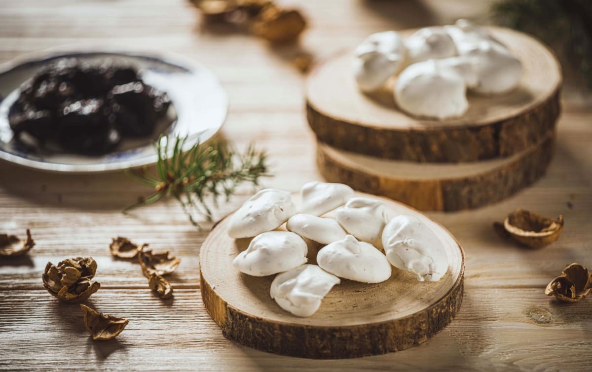 Ořechové pusinky z bílků se sušenými švestkami
