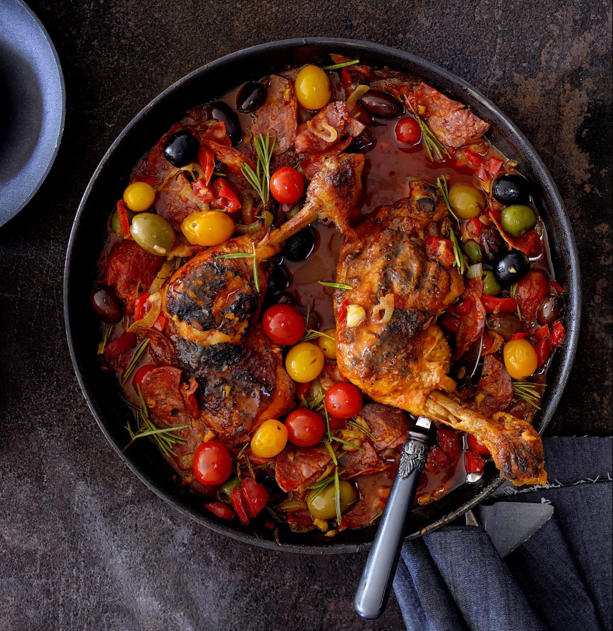 Pikantní kuře ve španělském stylu s chorizem a olivami