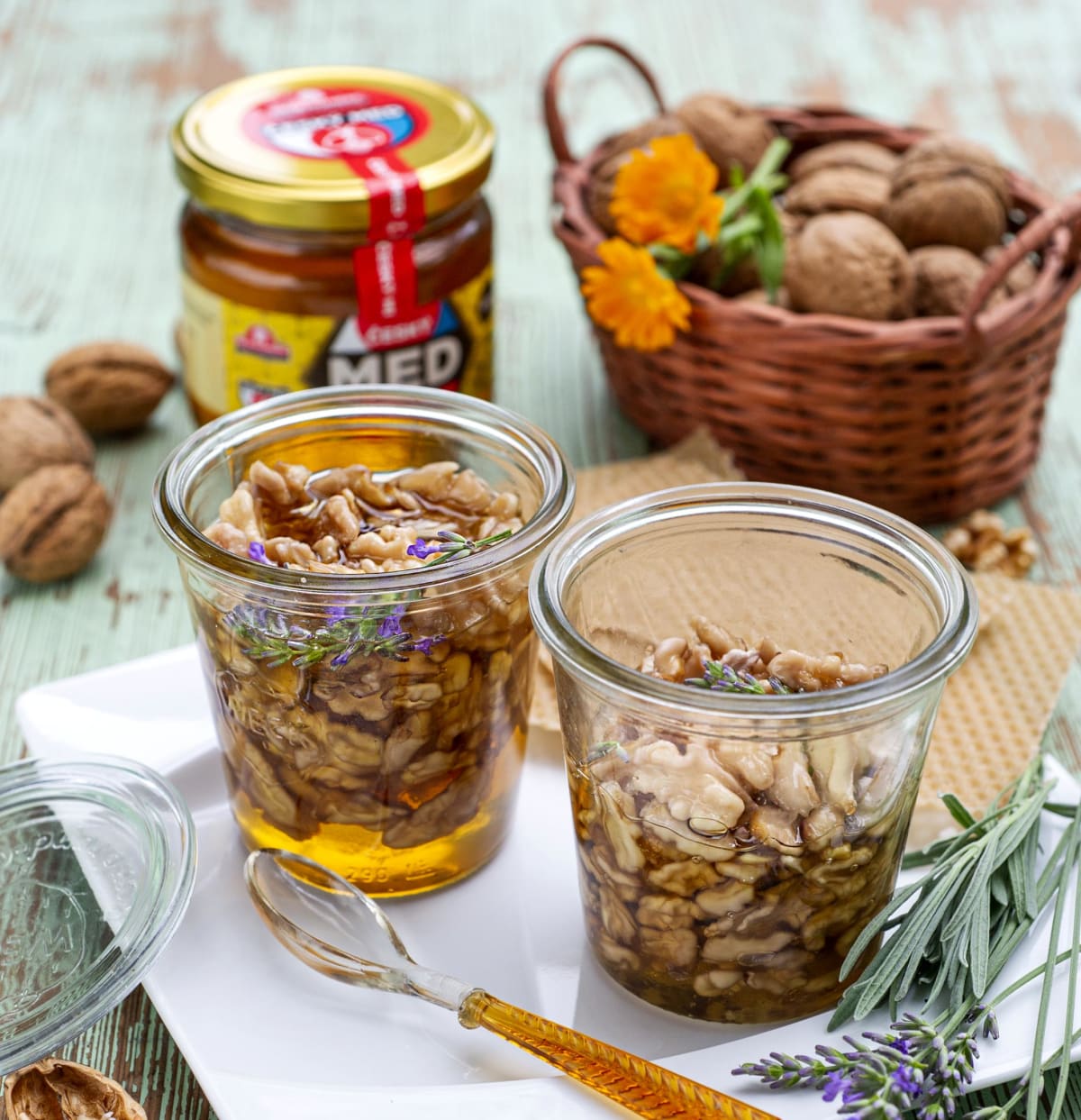 Nakládané vlašské ořechy v medu