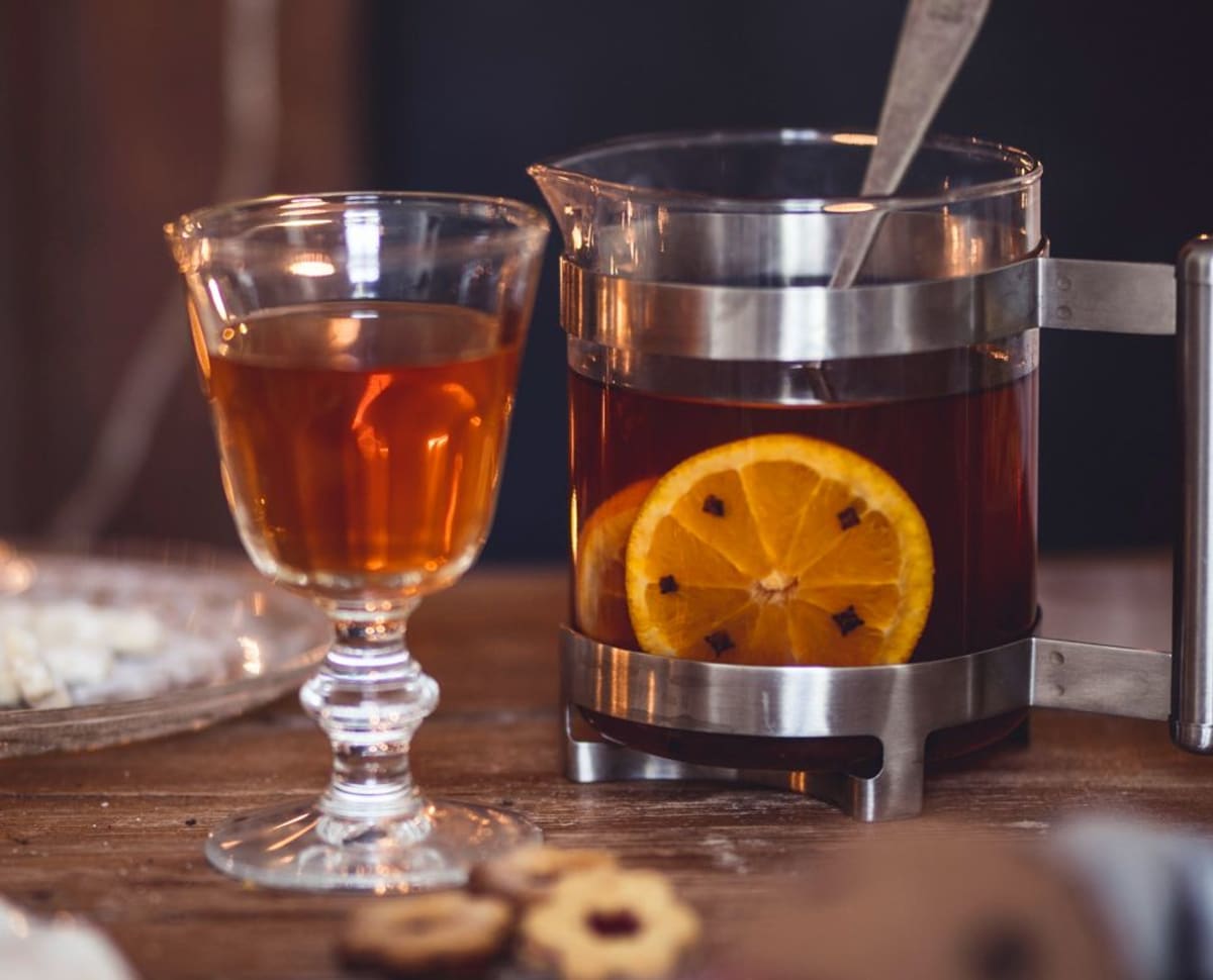 Nealkoholický punč s pomerančem a voňavým kořením