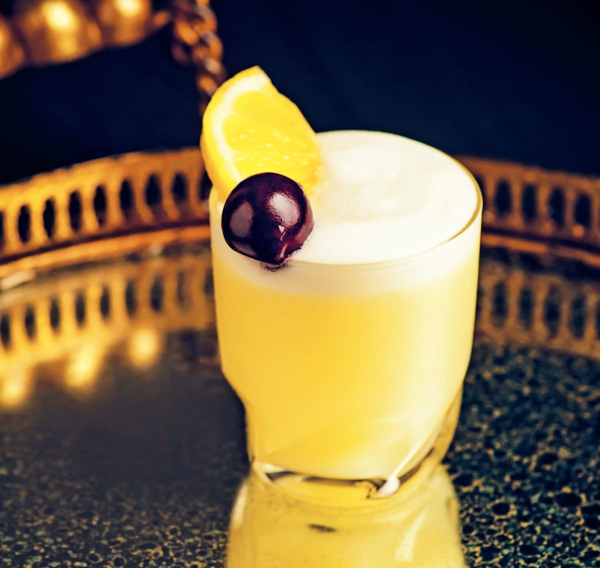 Whiskey sour – nakyslý koktejl s napěněnou čepicí z bílků