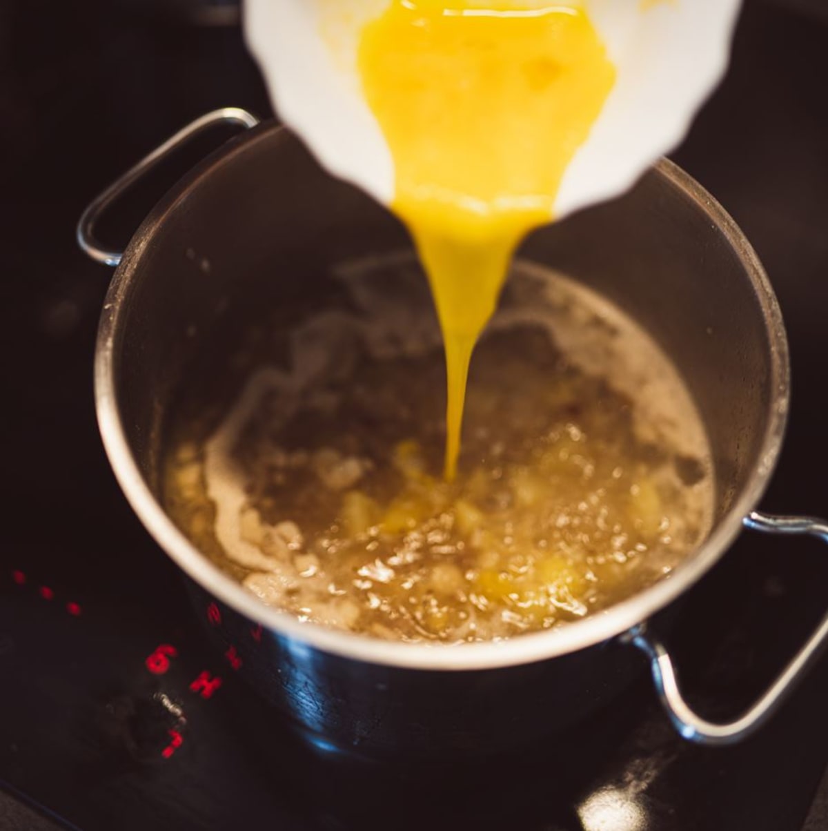 Do polévky zavařte rozšlehaná vejce