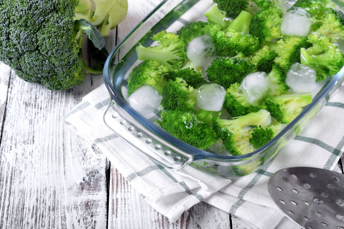 Krátké předvaření a ledová lázeď zvýrazní barvu zeleniny