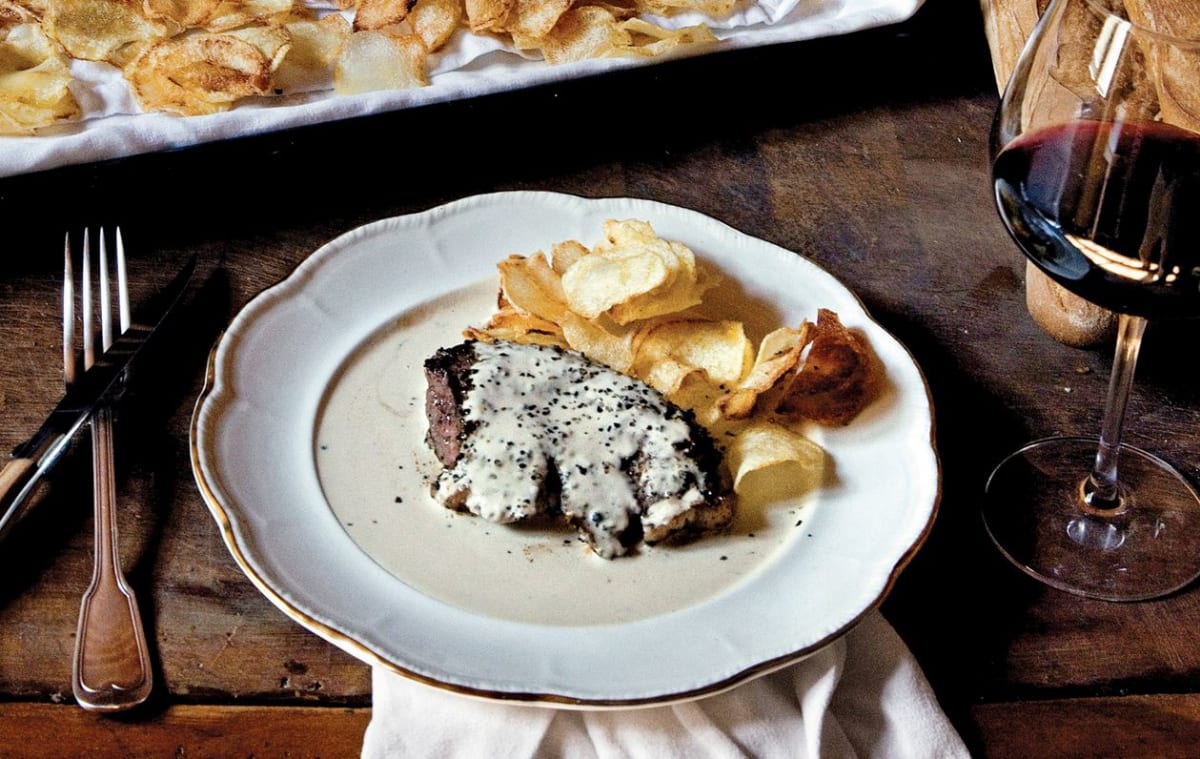 Filet mignon na černém pepři s koňakovou omáčkou a česnekovými bramborovými lupínky