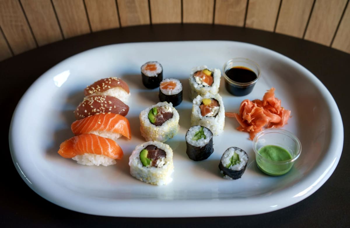 Sushi mix obsahuje 6 druhů po dvou kusech