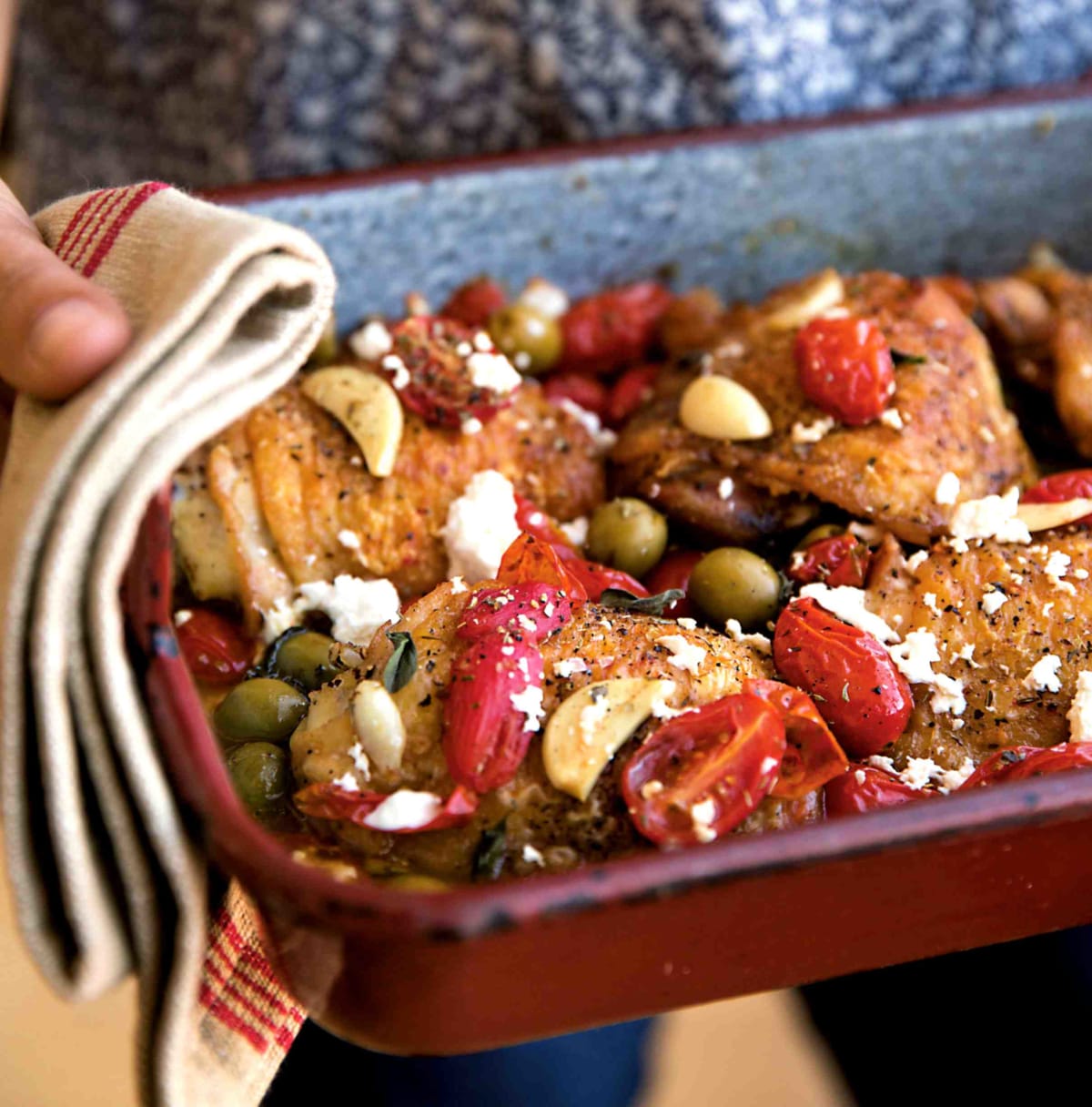 Středomořská kuřecí stehna s rajčaty, olivami a sýrem feta