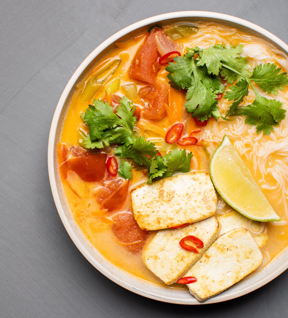 Pikantní thajská polévka s tofu a rýžovými nudlemi