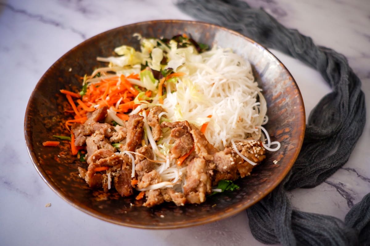 Grilované vepřové maso s rýžovými nudlemi Bun Cha
