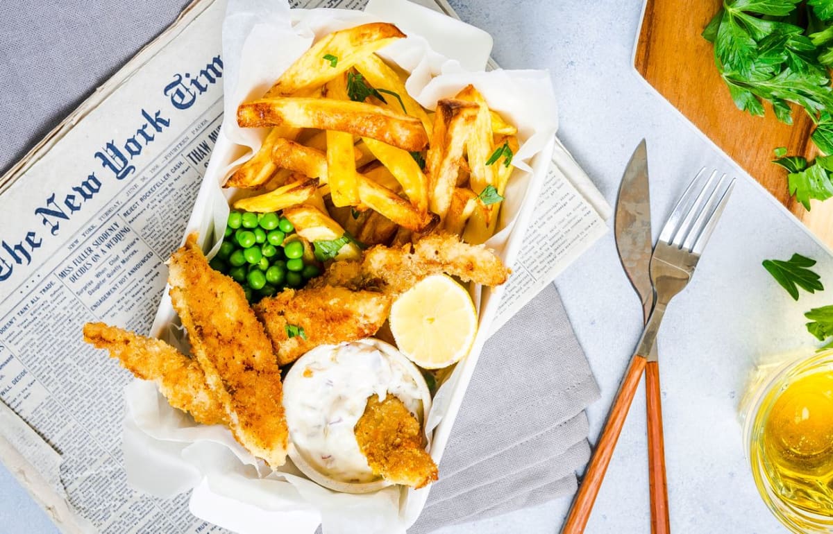 Fish & chips: treska v křupavé strouhance a hranolky z trouby