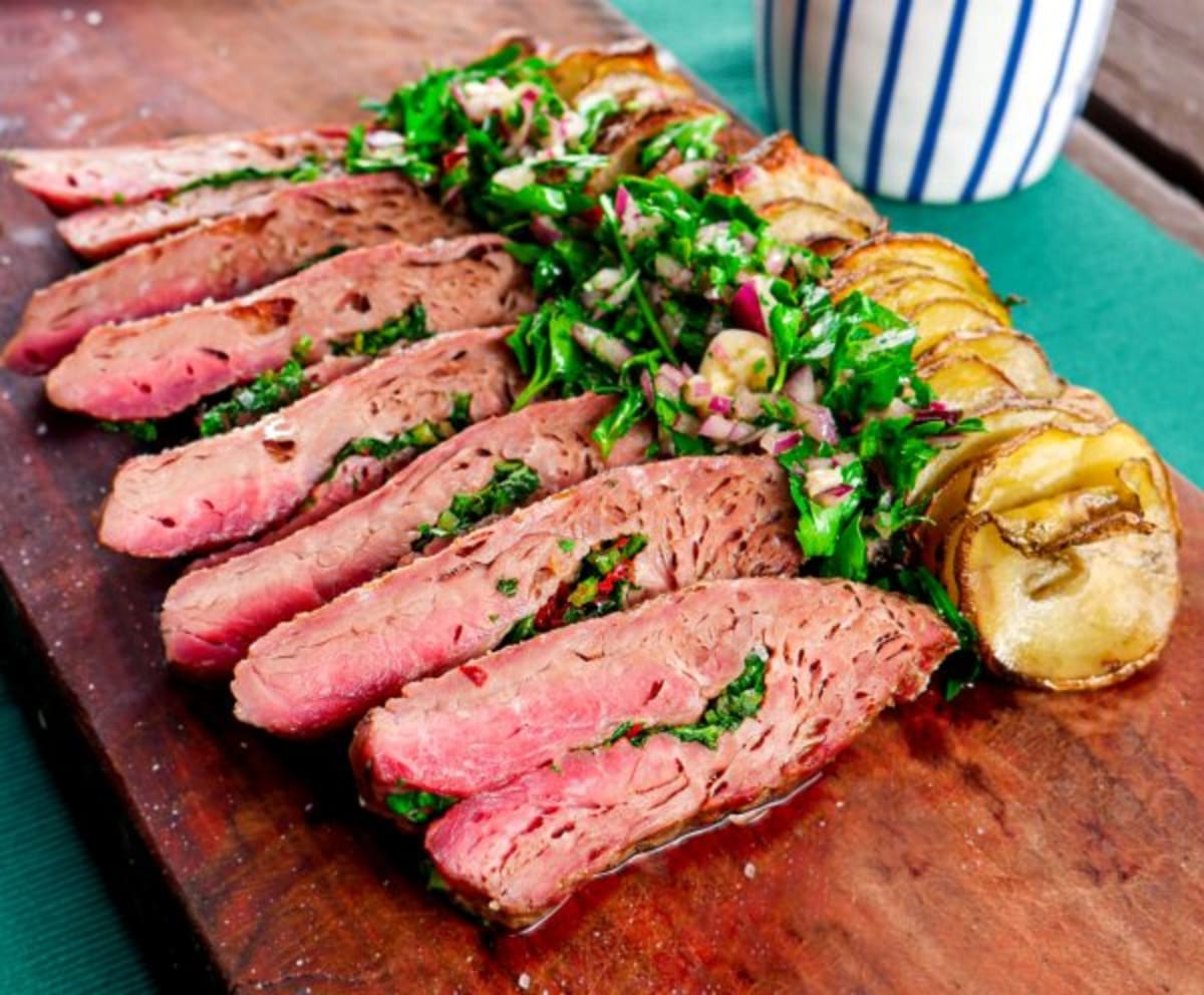 Plněný flank steak s chimichurri a bramborovým špízem podle Huga Hromase