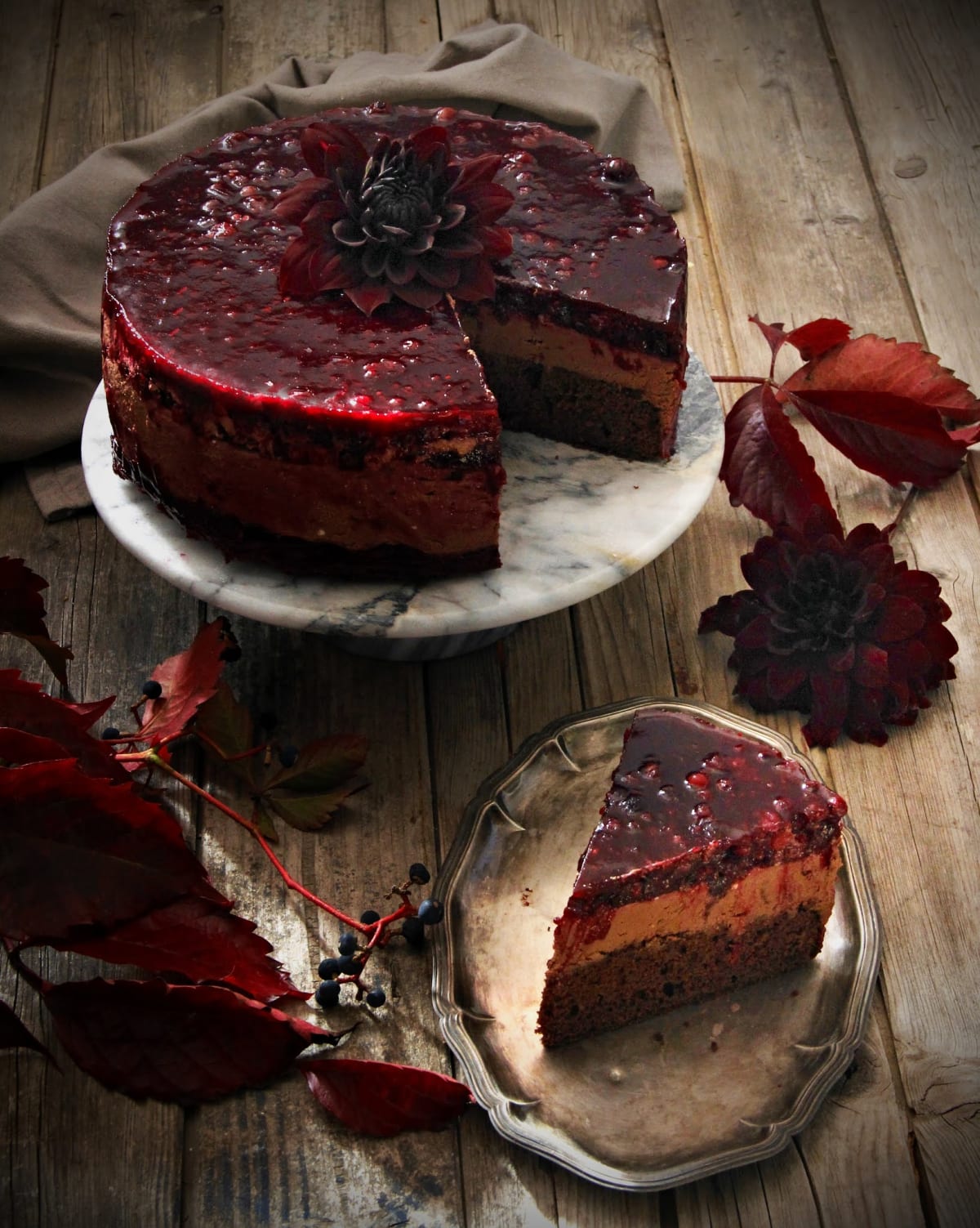 Podzimní dort s čokoládovým krémem a lesním ovocem
