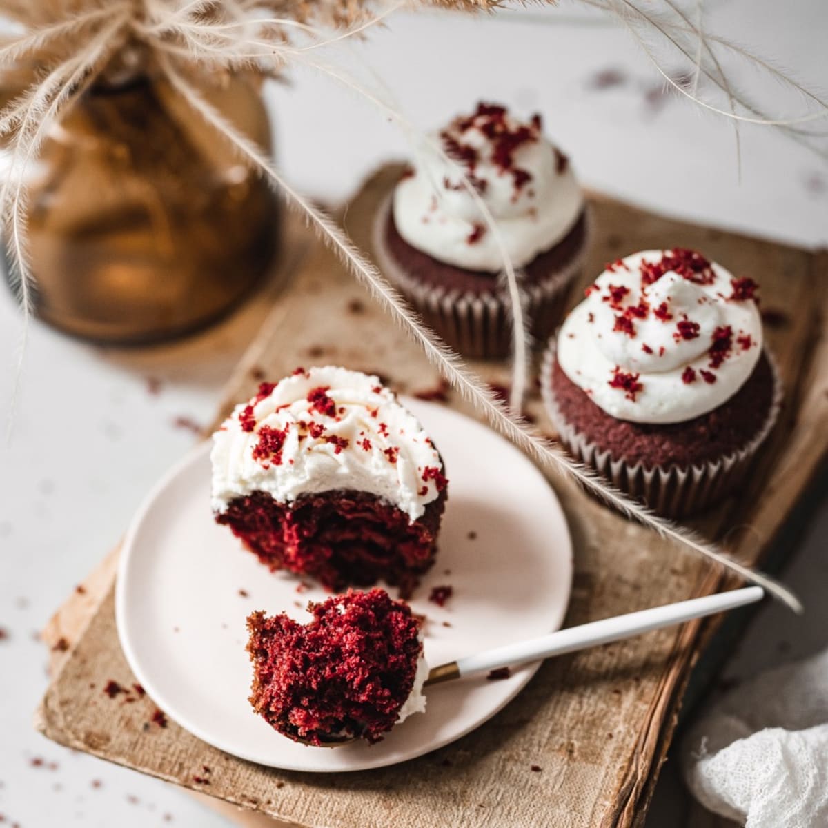 Red velvet cupcakes s vanilkovým krémem podle Cat & Cook