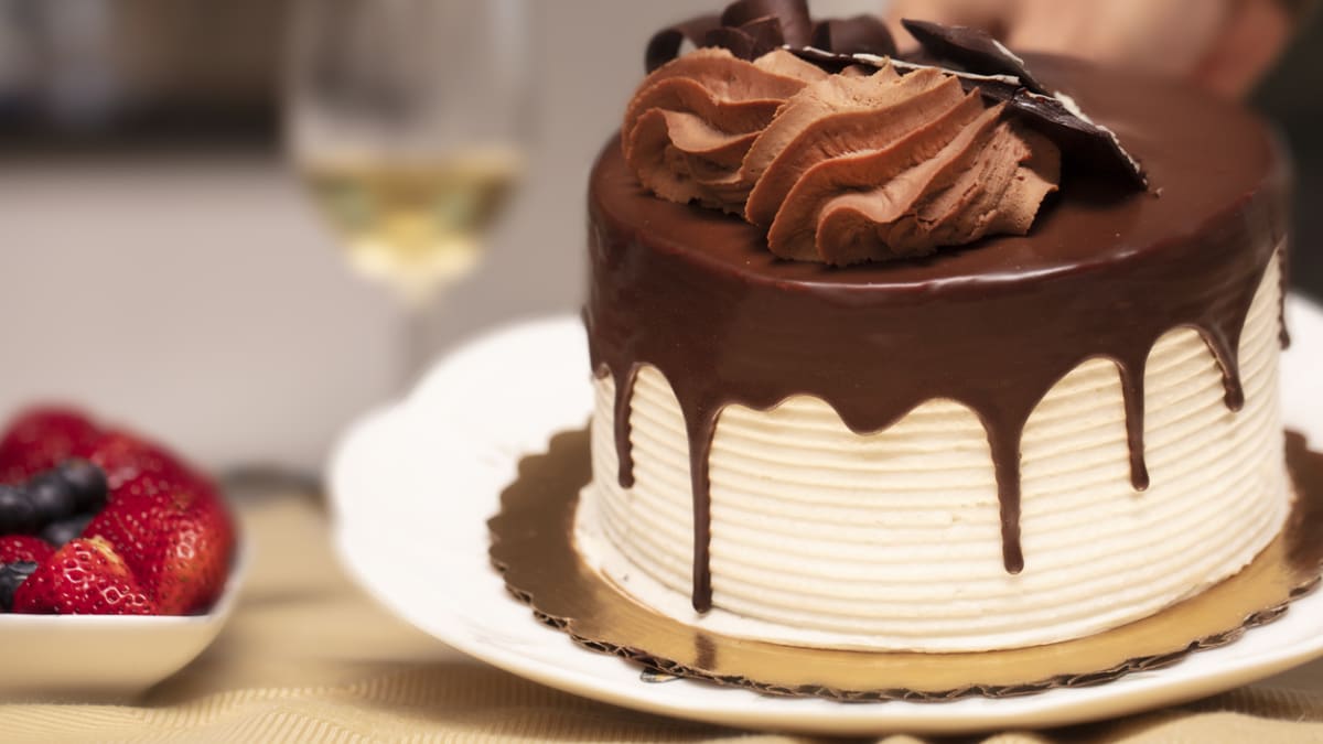 Čokoládovou polevou můžete efektně ozdobit dort