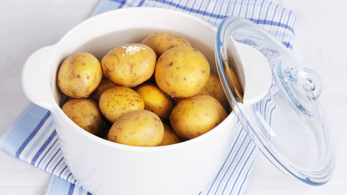 Syrové brambory jsou předmětem diskuzí
