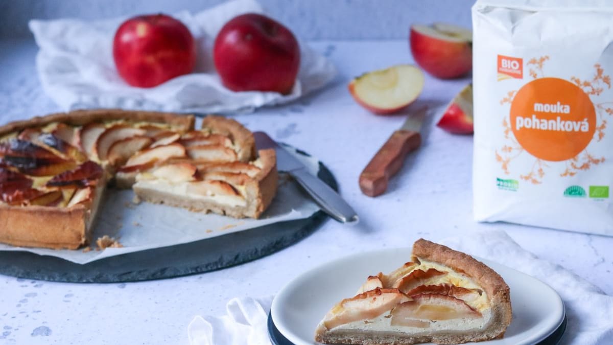 Pohankový koláč s tvarohovou náplní a jablky