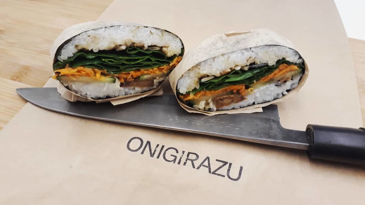 Sushi sendvič Onigirazu.