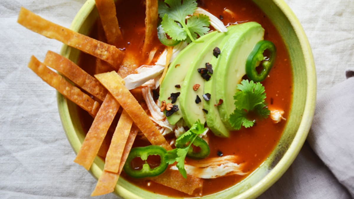 Sopa azteca - pikantní mexická polévka s kuřecím masem