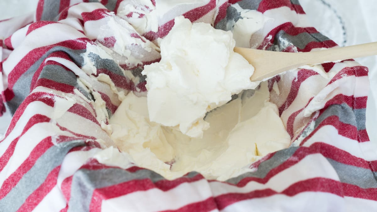 Sýr labneh je v podstatě vykapaný bílý jogurt