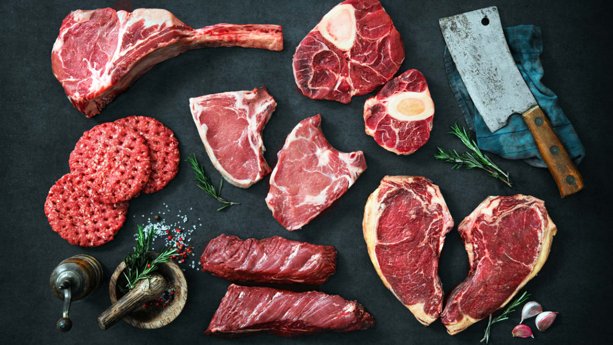 Výběr různých druhů hovězího masa pro kuchyňské zpracování