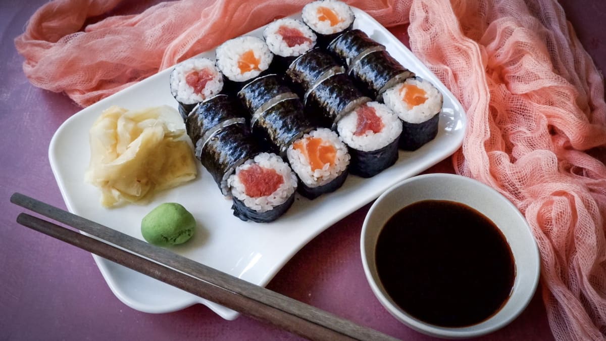 Maki sushi s tuňákem a lososem