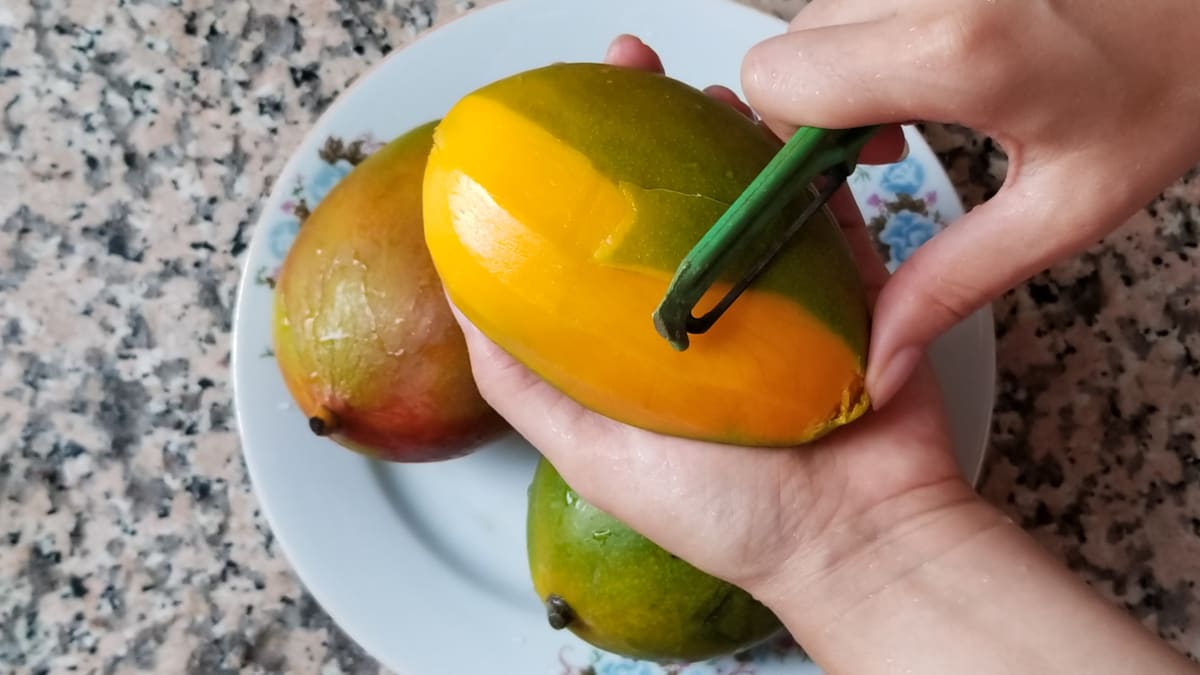 Nejprve mango oloupejte, seřízněte dužinu od pecky a nakrájejte ji na kostky či plátky