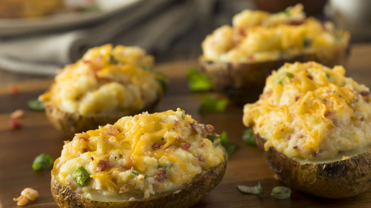 Zapékané brambory se sýrem – večeře, po které se jen zapráší!