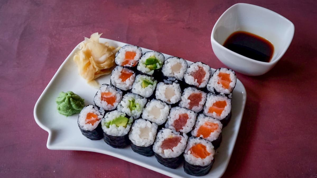 Sushi se s maki rolkami s lososem, tuňákem, máslovou rybou a avokádem