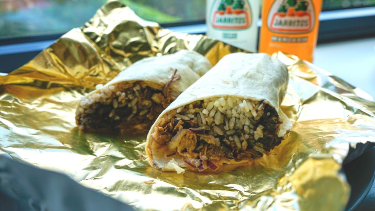 Burrito je plněná pšeničná tortilla s trhaným masem, rýží a fazolemi