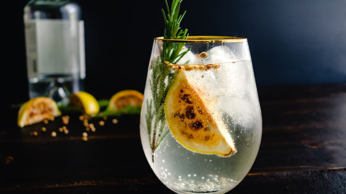 Gin s tonikem – základní recept na populární koktejl