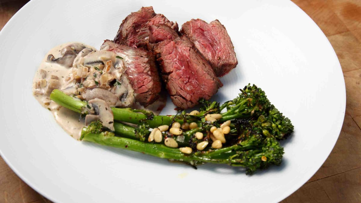 Hanger steak s brokolicí a houbovou omáčkou