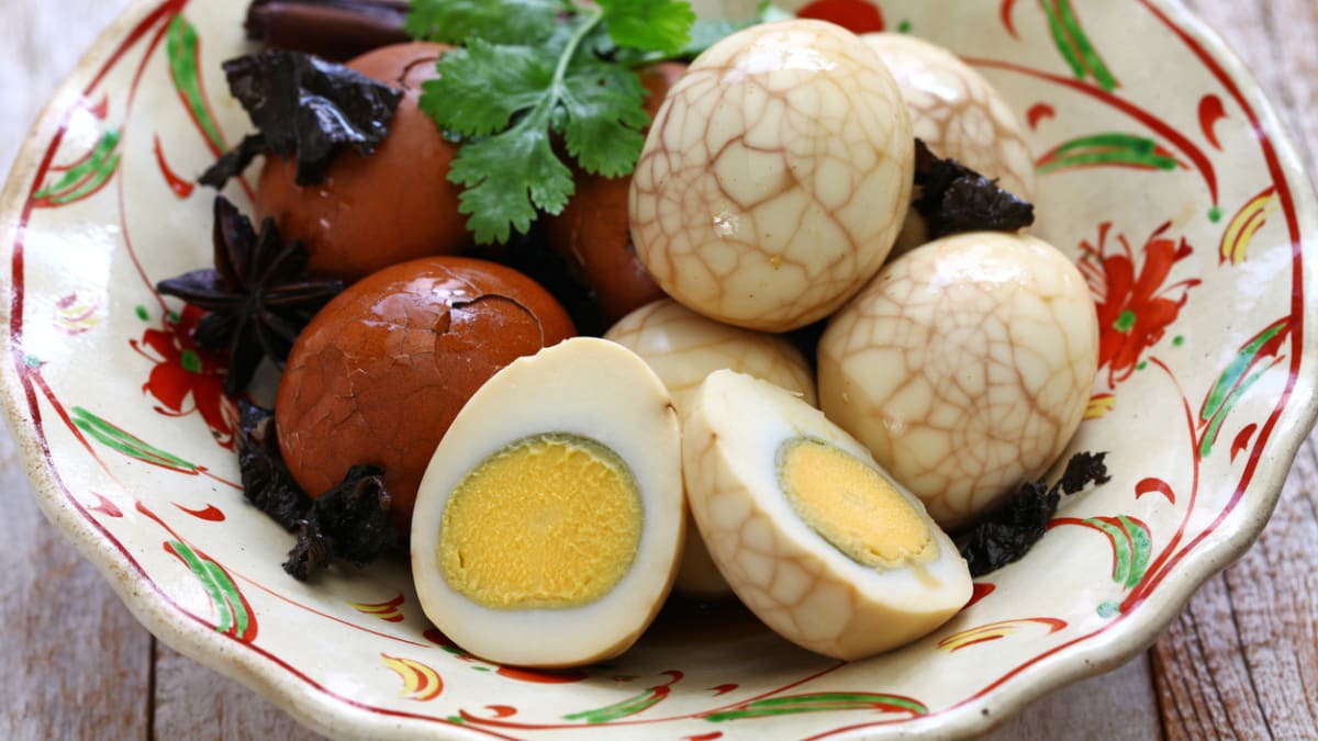 Čínská vejce naložená v černém čaji jsou oblíbenou street food chuťovkou