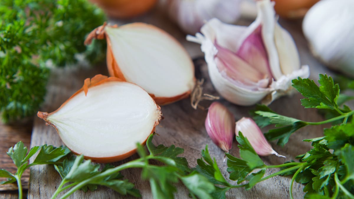 Cibule, česnek a bylinky patří do základu mnoha slaných jídel