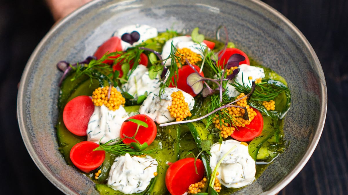 Okurkový salát se sýrem labneh podle KRO Bistro & Bar