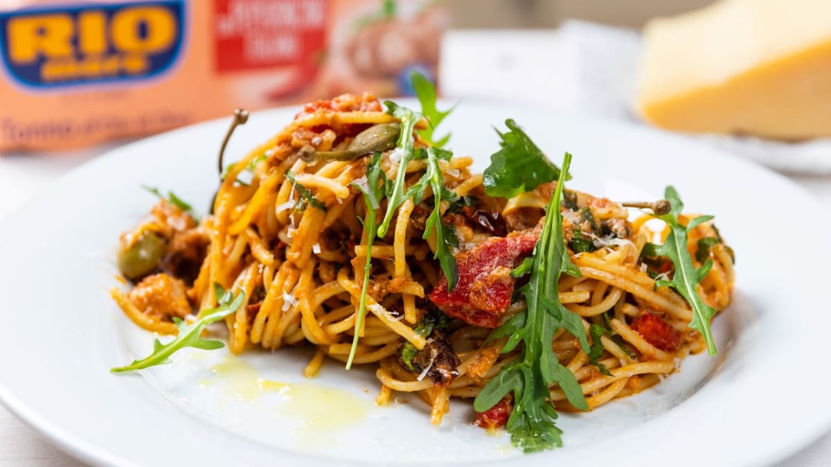 Špagety s artyčoky, polosušenými rajčaty a chilli tuňákem