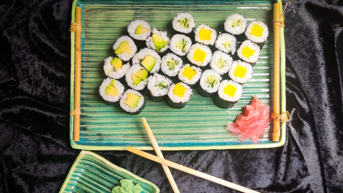Veganské sushi s avokádem, okurkou a ředkví