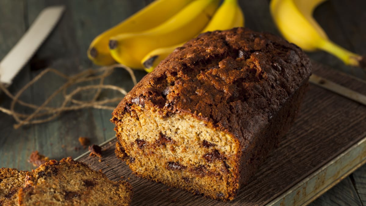 Banana bread – jednoduchý recept na banánový chlebíček s ořechy a čokoládou