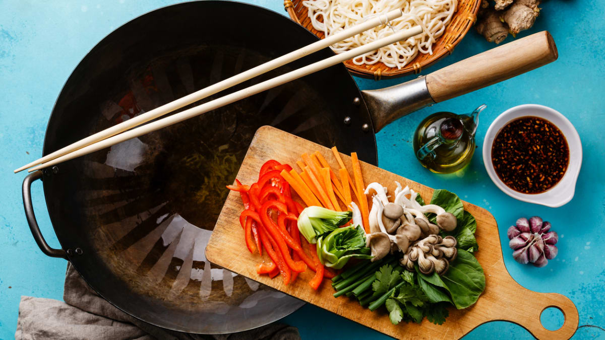 Tradičně se používá železný wok, který se dokáže optimálně rozpálit