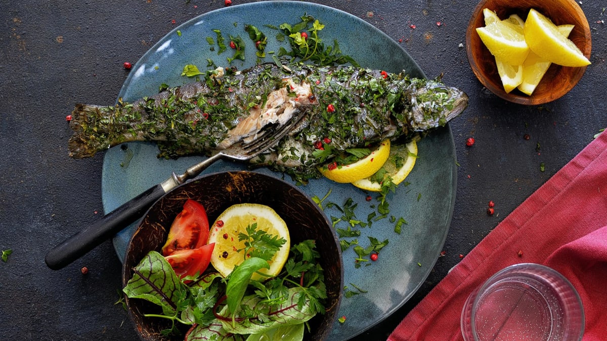 Pečená ryba po albánsku s česnekovým olejem