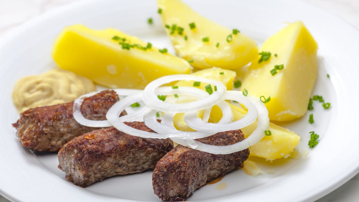 V Česku se čvabčiči podává s bramborem, hořčicí a cibulí