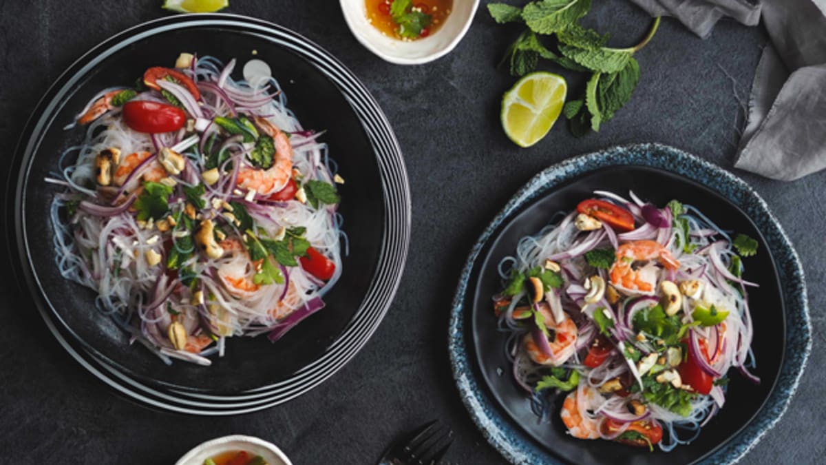 Thajský salát s krevetami a skleněnými nudlemi