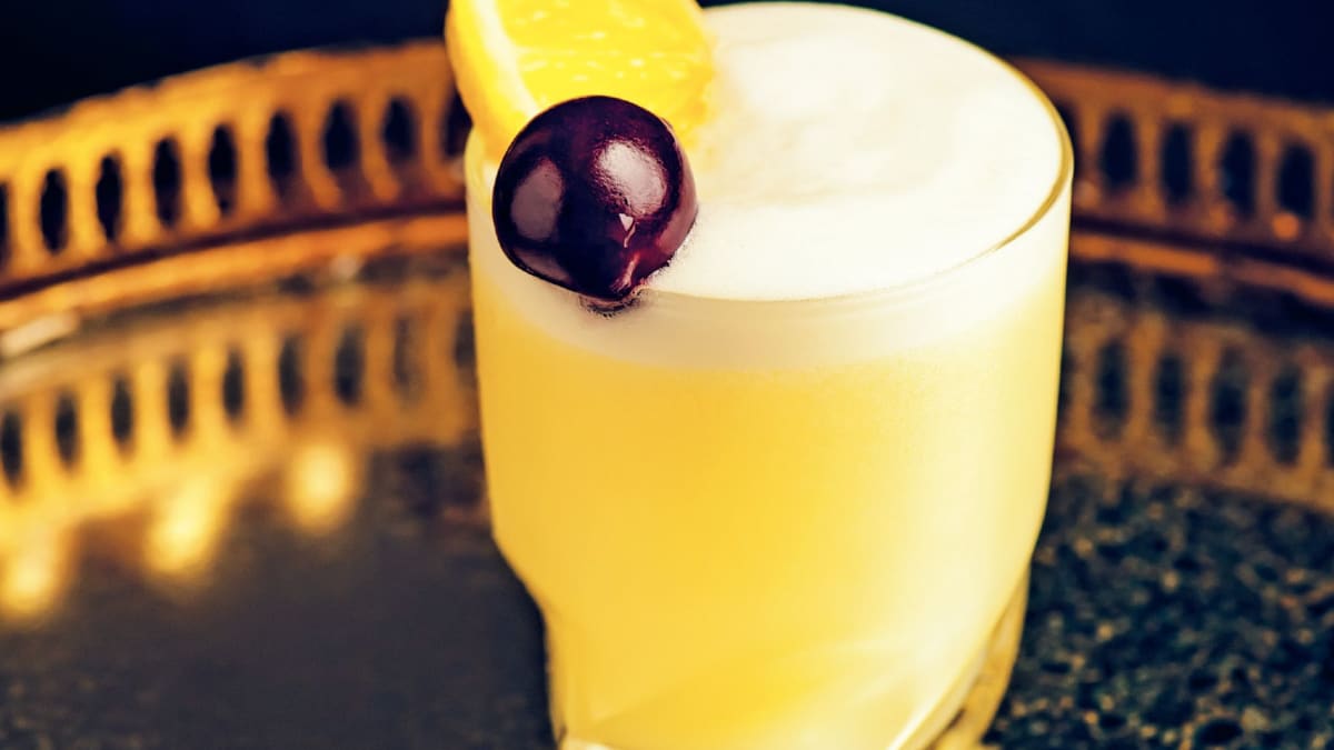 Whiskey sour – nakyslý koktejl s napěněnou čepicí z bílků