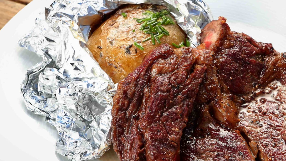 Rib Eye Steak s pečenými bramborami na grilu