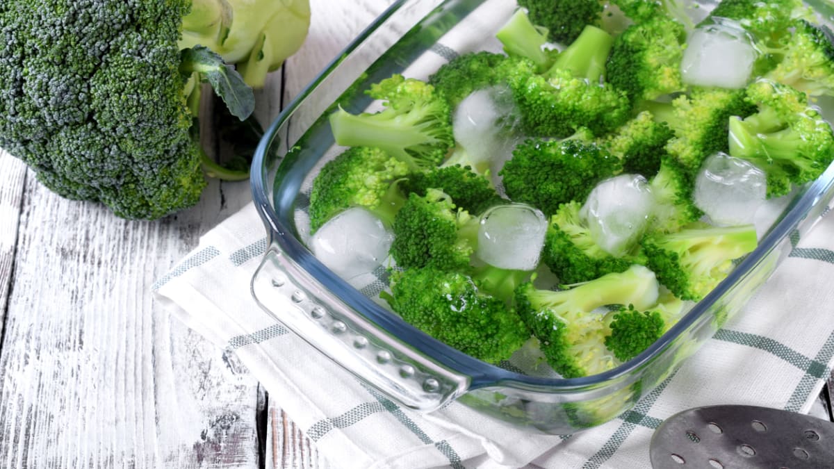 Krátké předvaření a ledová lázeď zvýrazní barvu zeleniny